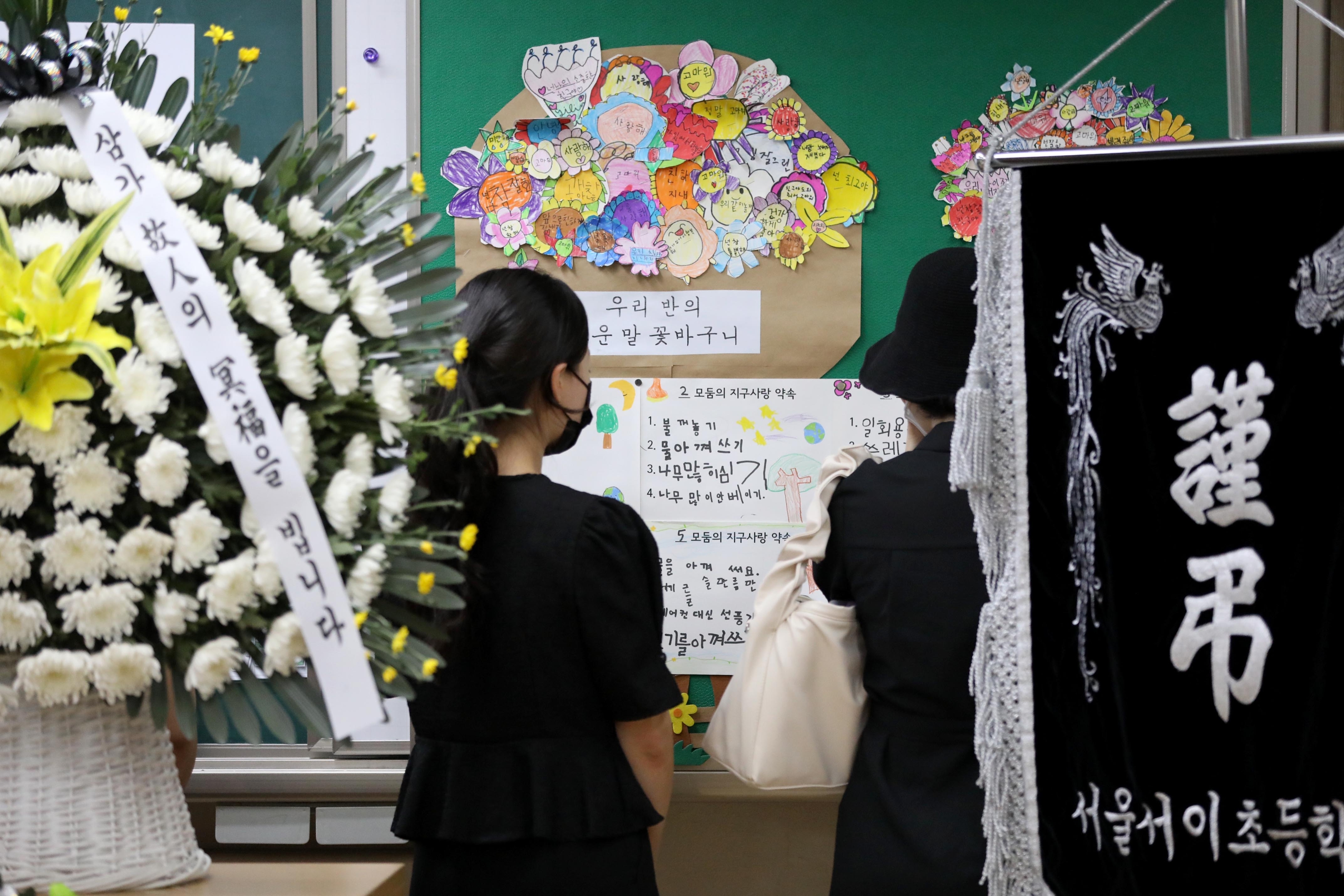 서울 서이초등학교 교사의 49재인 지난해 9월 4일 서울 서초구 서이초 교사의 교실에서 고인을 기리고 있다. 홍윤기 기자