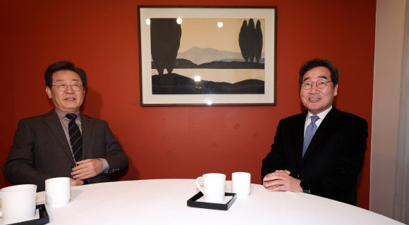 더불어민주당 이재명 대표와 이낙연 전 대표가 30일 오전 서울 중구의 한 식당에서 만나 대화를 나누고 있다. 2023.12.30  공동취재