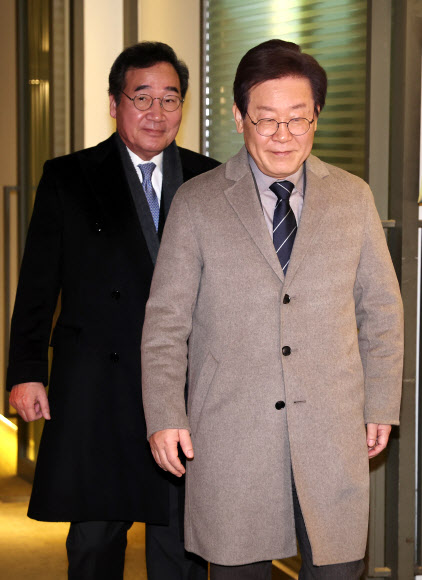 더불어민주당 이재명 대표와 이낙연 전 대표가 30일 오전 서울 중구의 한 식당에서 회동을 마친 후 이동하고 있다. 2023.12.30  공동취재