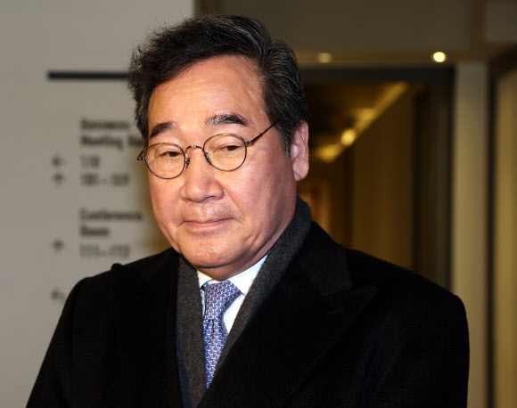 더불어민주당 이낙연 전 대표가 30일 서울 종로구의 한 음식점에서 이재명 대표와 회동을 마친 후 입장을 밝히고 있다. 2023.12.30  공동취재