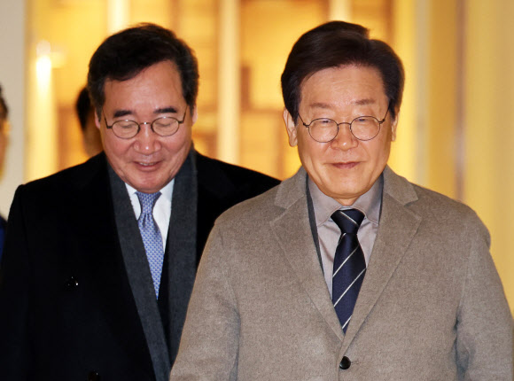 더불어민주당 이재명 대표와 이낙연 전 대표가 30일 오전 서울 중구의 한 식당에서 회동을 마친 후 이동하고 있다. 2023.12.30  공동취재