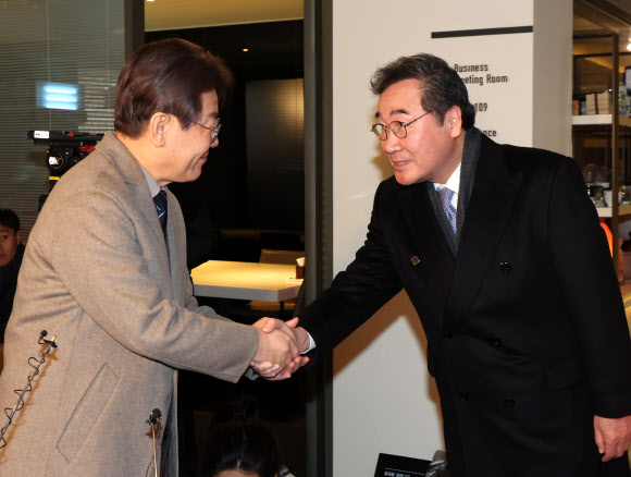 더불어민주당 이재명 대표와 이낙연 전 대표가 30일 오전 서울 중구의 한 식당에서 회동을 마친 후 악수를 하고 있다. 2023.12.30  공동취재