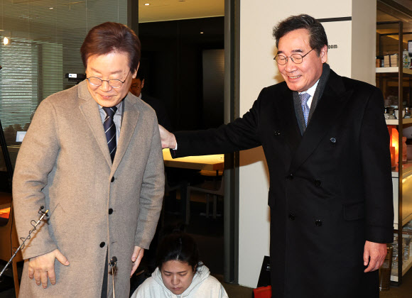 더불어민주당 이재명 대표와 이낙연 전 대표가 30일 오전 서울 중구의 한 식당에서 회동을 마친 후 인사를 나누고 있다. 2023.12.30  공동취재