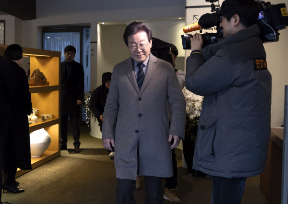 더불어민주당 이재명 대표가 30일 오전 서울 중구의 한 식당에서 이낙연 전 대표와 회동을 마친 후 차로 이동하고 있다.  연합뉴스