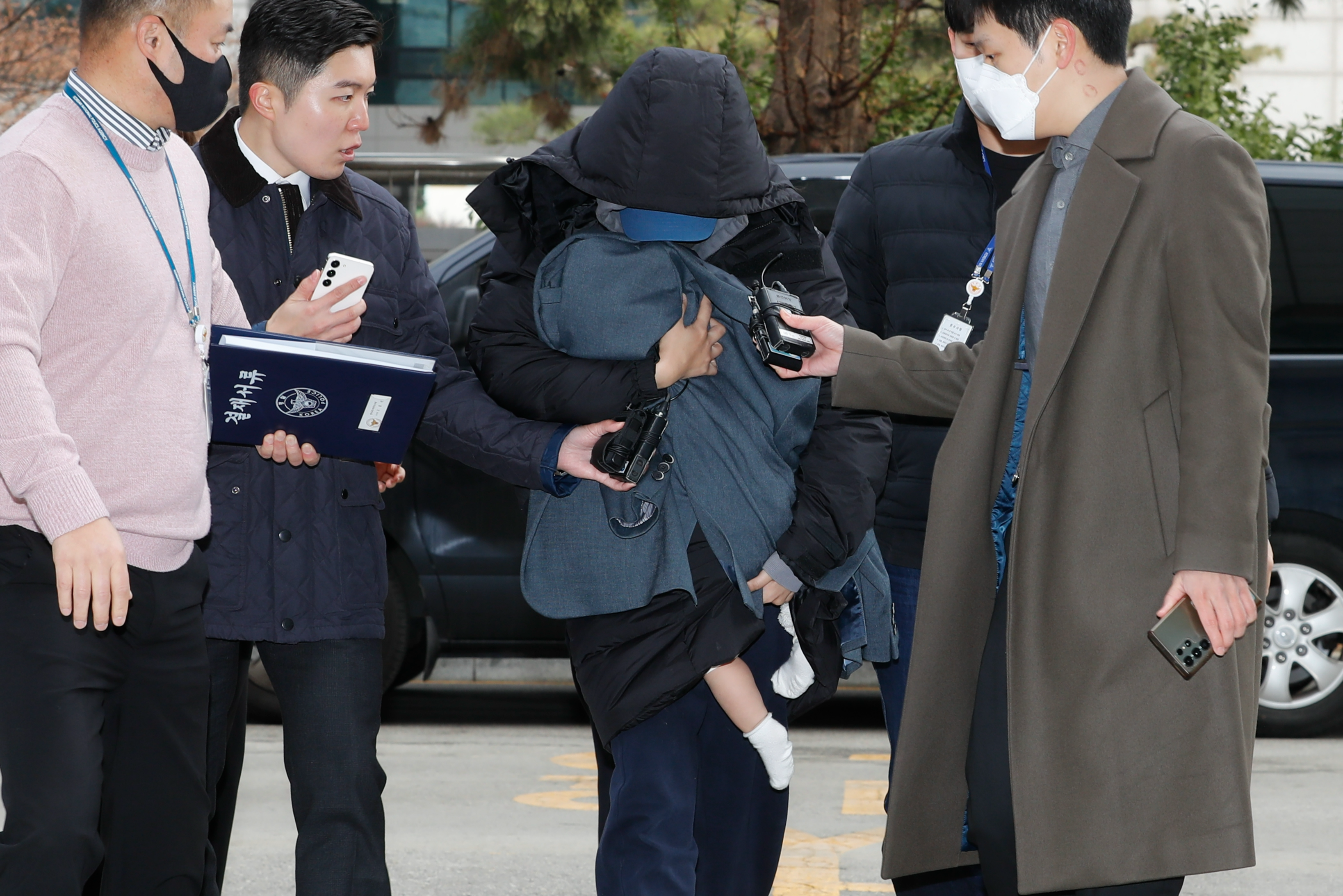 서울 강남 소재 유흥업소 여실장과 함께 배우 고(故) 이선균(48)씨를 협박, 금품을 갈취한 혐의로 사전 구속영장이 청구된 20대 여성이 28일 오후 인천 미추홀구 인천지법에서 구속 전 피의자 심문(영장실질심사)에 출석하기 위해 이동하고 있다. 2023.12.28 뉴시스