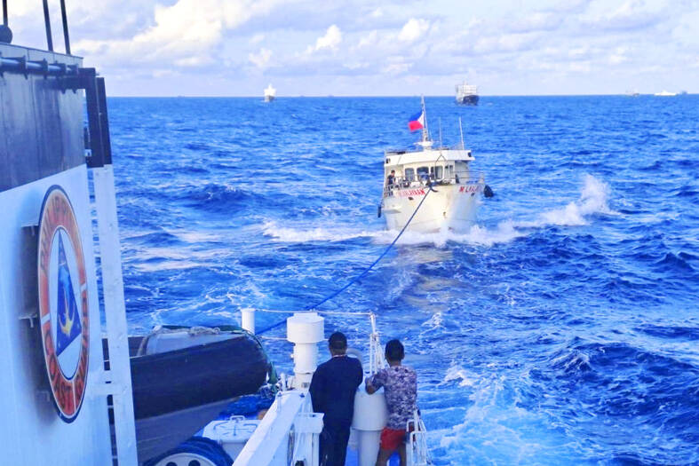 중국 해경의 물대포 공격을 받은 필리핀 해군의 공급선(가운데)을 필리핀 해경 선박이 지난 10일 끌고 있다. 남중국해 AP 연합뉴스