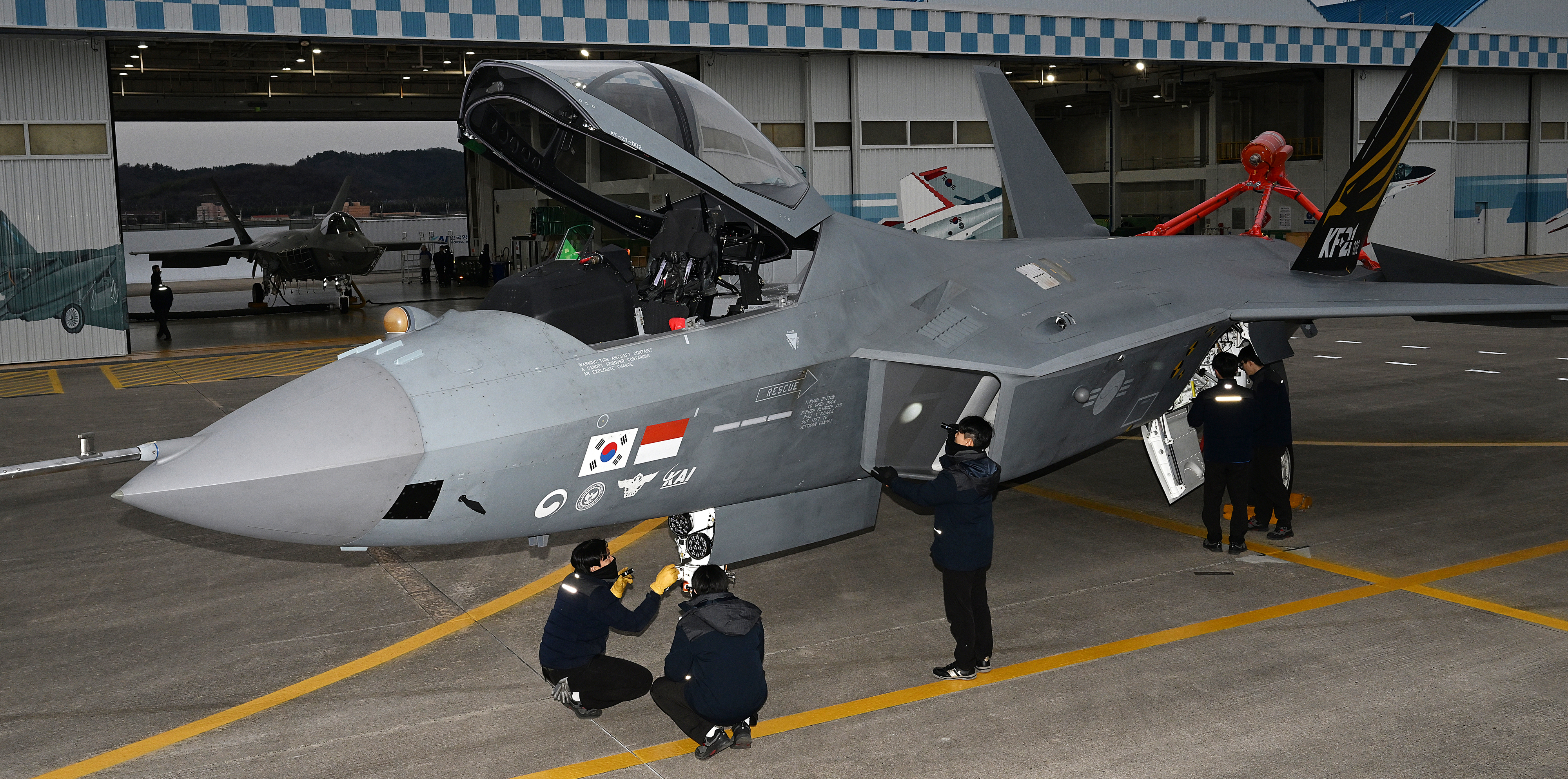 18일 오후 경남 사천 한국항공우주산업(KAI) 내 주기장에서 KAI 최종기술생산팀 직원들이 시험 비행을 준비중인 KF-21 보라매 전투기를 점검하고 있다. 2023.12.18 사천 오장환 기자