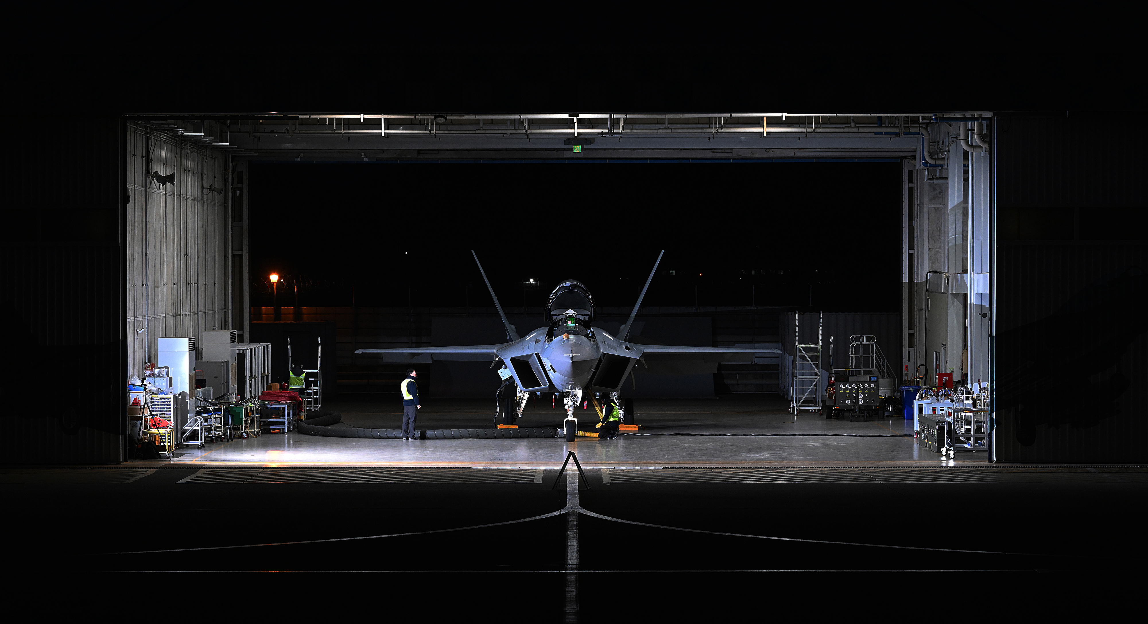 지난 19일 오전 경남 사천 한국항공우주산업(KAI) 내 격납고에서 KAI 최종기술생산팀 직원들이 시험 비행을 준비중인 KF-21 보라매 전투기를 점검하고 있다. 2023.12.19 사천 오장환 기자