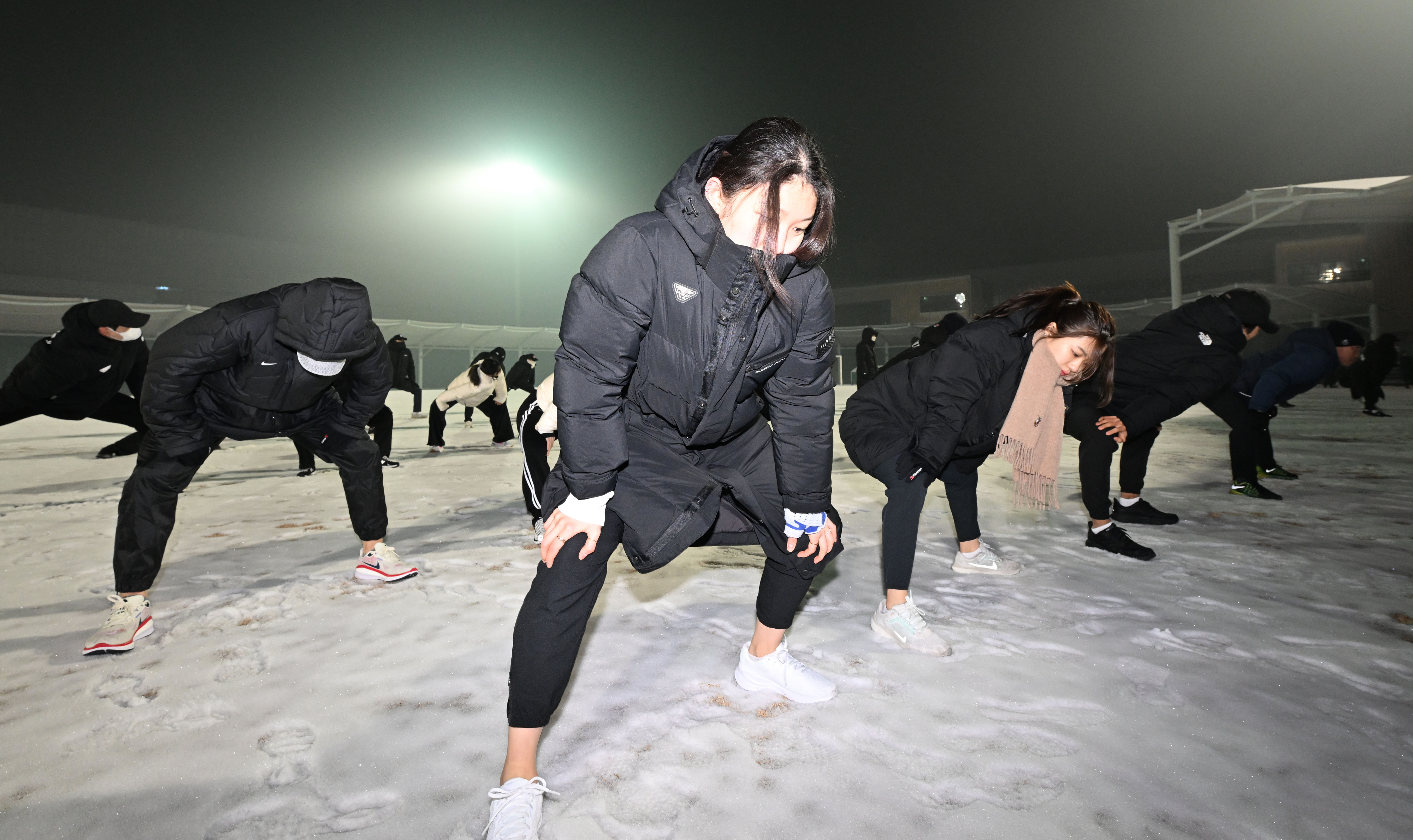 새벽 운동에 앞서 맨손체조로 몸을 풀고 있는 국가대표 선수들. 진천 박지환 기자