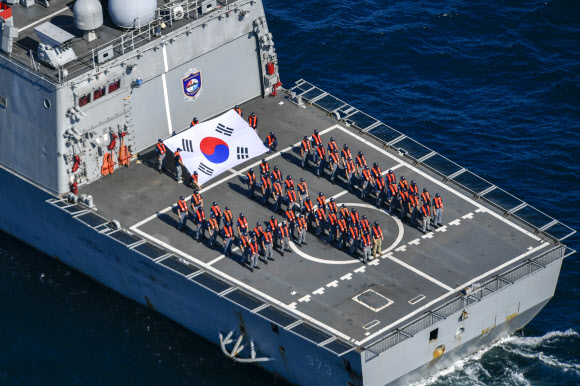합동참모본부는 해외파병부대 장병들이 2024년 새해를 맞아 대국민 응원 메시지를 보내왔다고 31일 밝혔다. 사진은 ‘41진’ 숫자 모양을 만들어 국민들에게 새해 인사를 전하는 청해부대원들. 2023.12.31  합동참모본부 제공