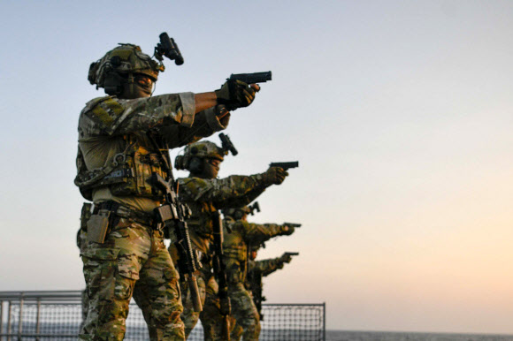 합동참모본부는 해외파병부대 장병들이 2024년 새해를 맞아 대국민 응원 메시지를 보내왔다고 31일 밝혔다. 사진은 청해부대 41진 검색대 인원들이 사격훈련을 하는 모습. 2023.12.31  합동참모본부 제공