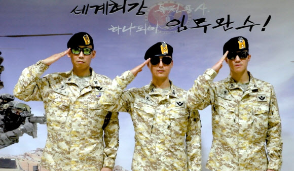 합동참모본부는 해외파병부대 장병들이 2024년 새해를 맞아 대국민 응원 메시지를 보내왔다고 31일 밝혔다. 사진은 경례하는 아크부대 용띠 장병들. 2023.12.31  합동참모본부 제공