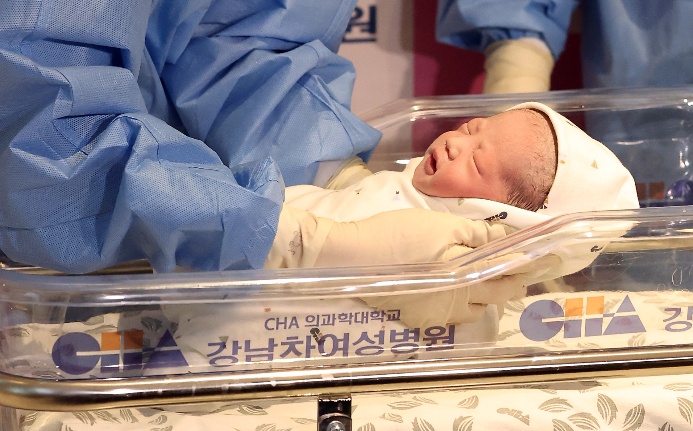세상에 나온 2024 새해둥이  2024년 새해 첫 아기가 1일 0시께 서울 강남구 강남차여성병원에서 태어났다. 엄마 임아연(38), 아빠 이주홍(44)씨 사이에서 태어난 남아 아홍이(태명)가 아빠가에 안기고 있다. 2024.01.01 뉴시스