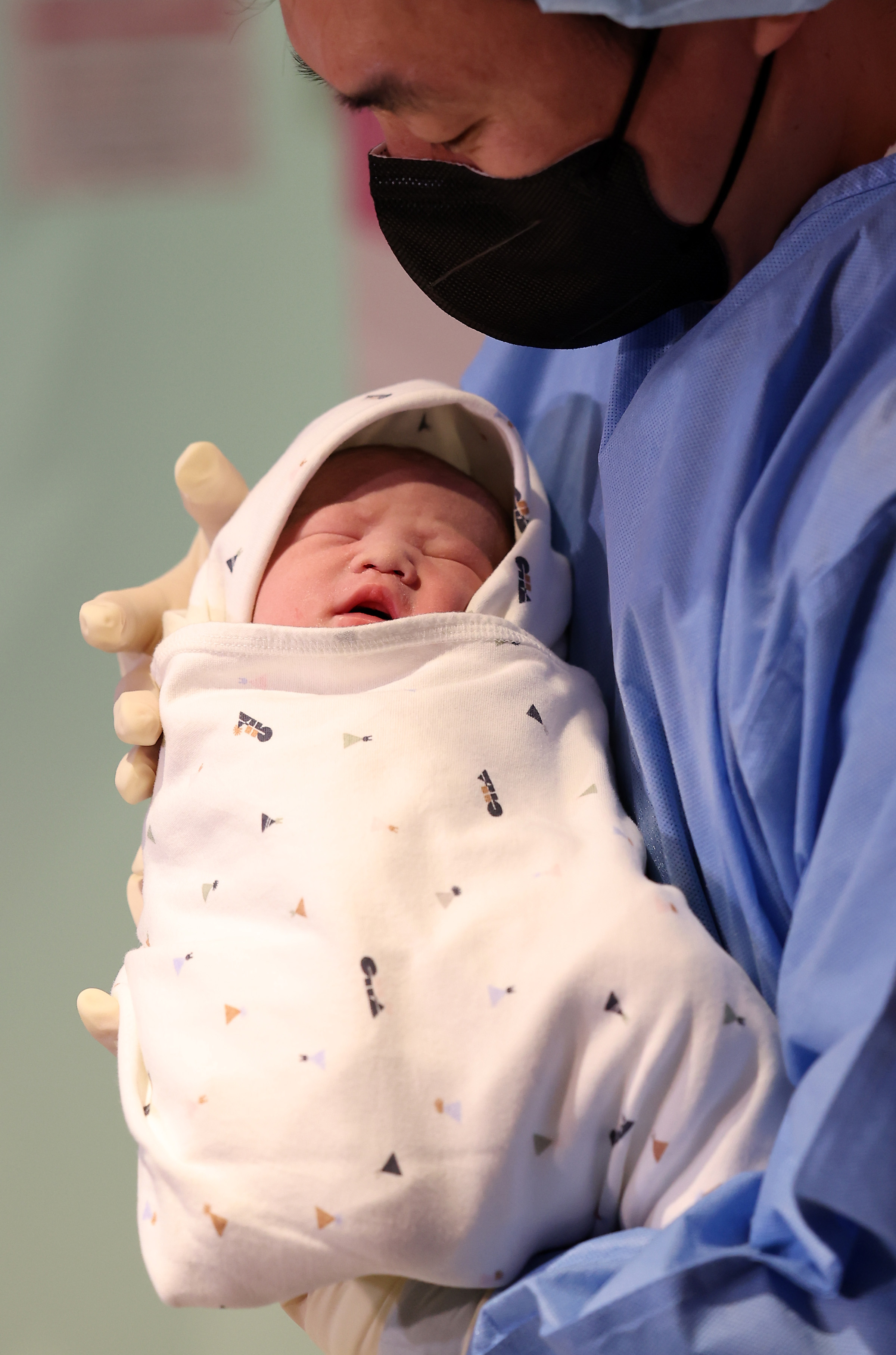 ‘세상에 온 것을 환영해’  2024년 새해 첫 아기가 1일 0시께 서울 강남구 강남차여성병원에서 태어났다. 엄마 임아연(38), 아빠 이주홍(44)씨 사이에서 태어난 남아 아홍이(태명)가 아빠 품에 안겨있다. 2024.01.01 뉴시스