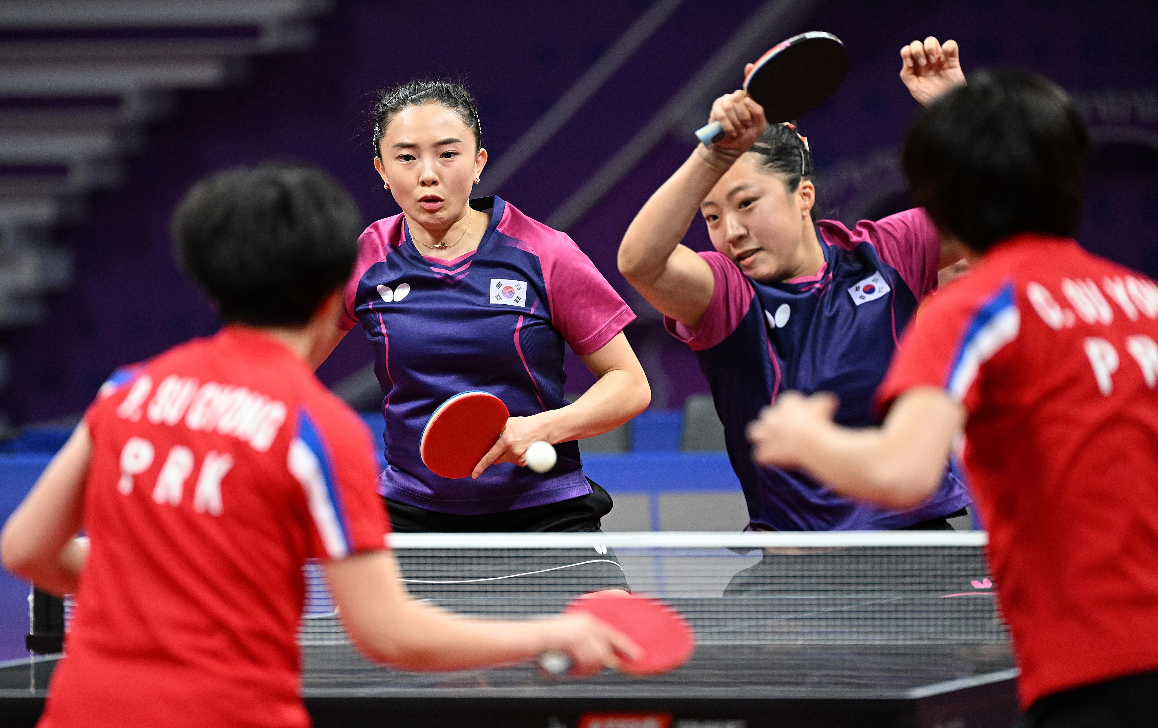 전지희(가운데 왼쪽), 신유빈이 북한 선수들과 결승전을 펼치고 있다.