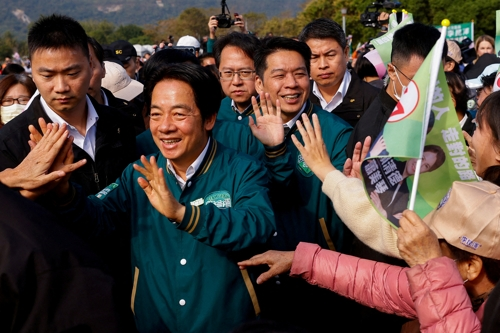 라이칭더(왼쪽 두번째) 대만 집권여당인 민진당 대선후보가 지난 22일 선거 유세를 펼치고 있다. 가오슝 로이터 연합뉴스