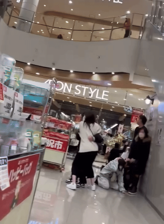 이시카와현에 있는 쇼핑몰에서 지진을 겪은 한 누리꾼은 엑스(X)에 “지진 발생 직후”라며 지진 발생 당시 촬영한 영상을 게재했다. 엑스 캡처