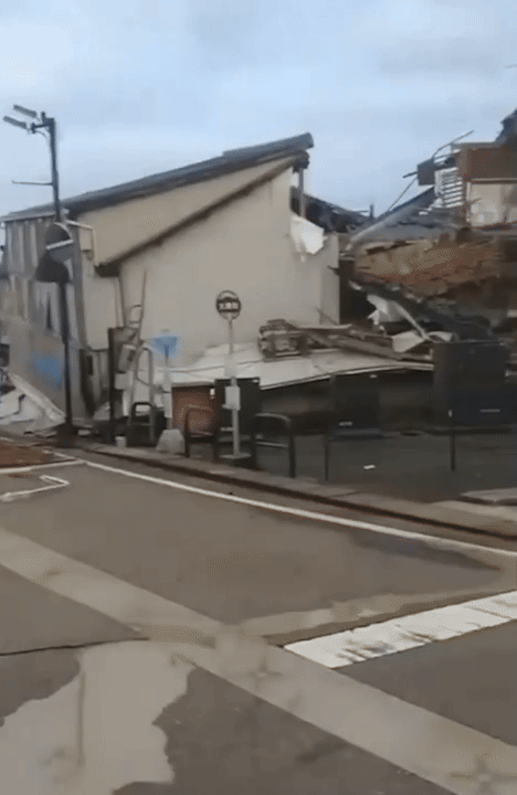 이시카와현 한 마을의 모습을 촬영한 영상을 보면, 일부 주택이 형체를 알아볼 수 없을 정도로 크게 무너져 내린 것을 확인할 수 있다. 해당 영상을 공유한 누리꾼은 “주택이 무너져 차량 통행이 어렵다”고도 전했다. 엑스 캡처