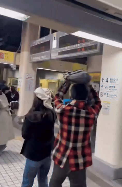 역에서 촬영된 영상에 따르면 역내 전광판은 앞뒤로 크게 흔들리고 잠시 정전이 되는 상황도 발생했다. 사람들은 일제히 머리를 가방으로 보호했고, 중심을 잃지 않으려 기둥에 붙어 있었다. 엑스 캡처