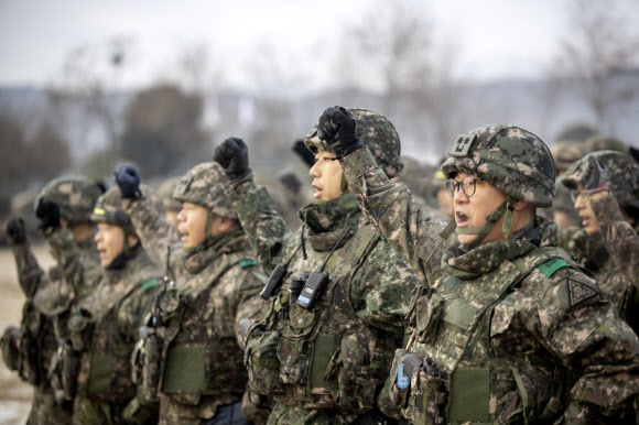 1일 강원도 철원 포병사격장에서 육군 3사단 장병들이 신년맞이 ‘즉·강·끝’ 대응태세 확립 포탄사격 훈련을 하고 있다. 2024.1.1. 육군 제공