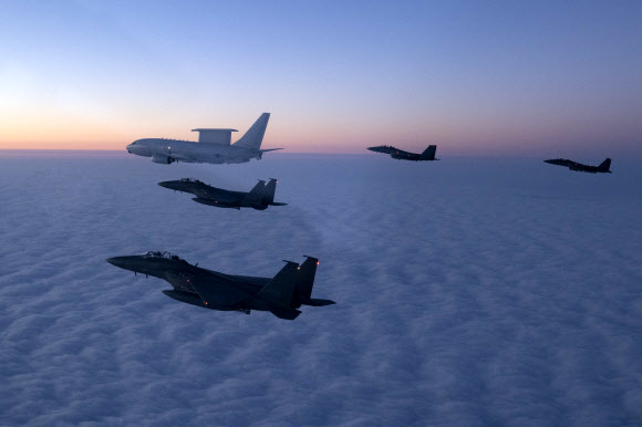 1일 김명수 합동참모의장이 탑승한 신년 지휘비행 공군 항공통제기(E-737)를 F-15K 전투기 편대가 엄호비행하고 있다. 2024.1.1. 합동참모본부 제공