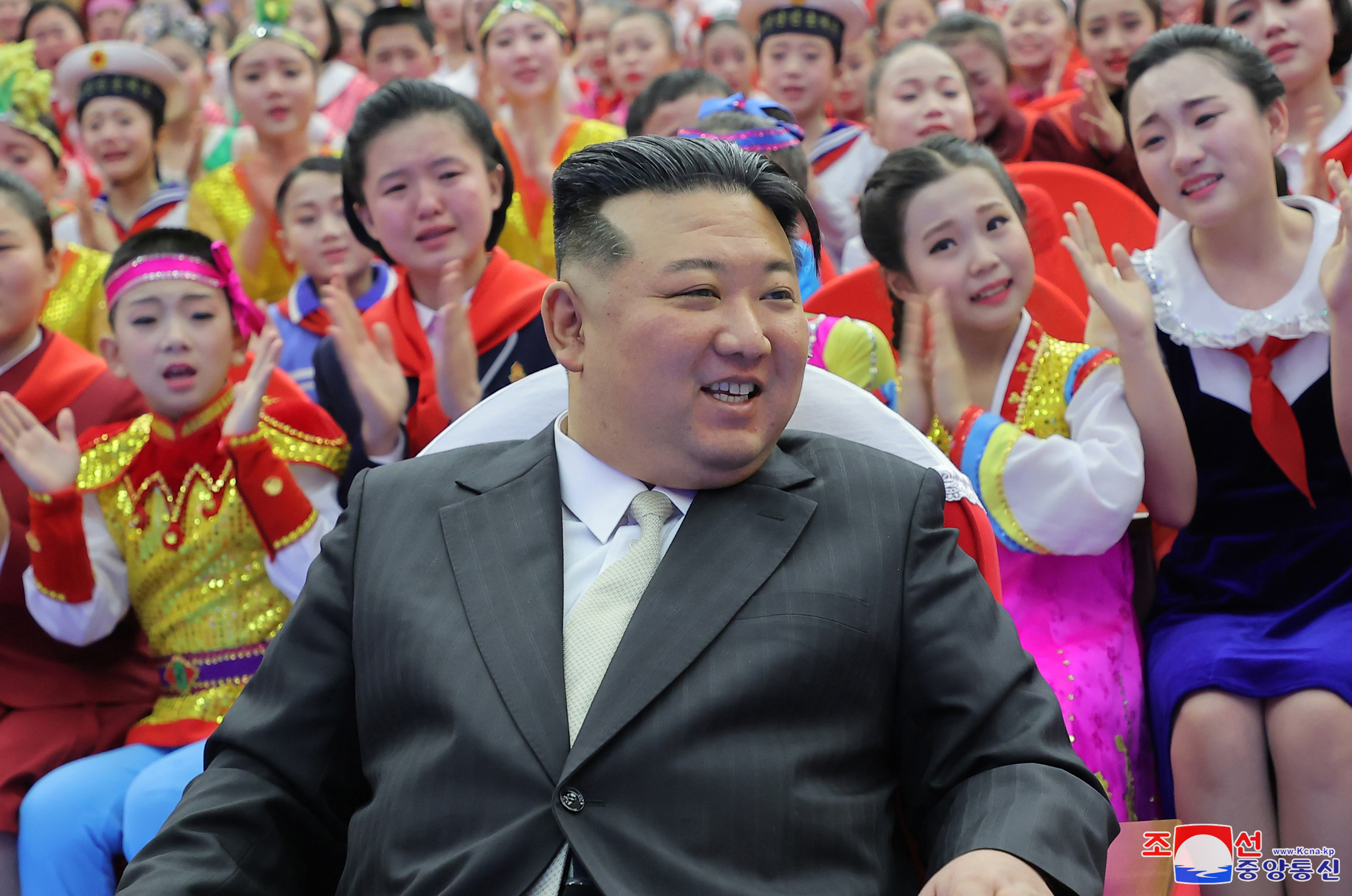 김정은 북한 국무위원장이 새해 첫날인 지난 1일 평양 만경대학생소년궁전에서 진행된 ‘2024년 설맞이 공연’을 관람했다고 조선중앙통신이 2일 보도했다. 2024.1.2 평양 조선중앙통신 연합뉴스
