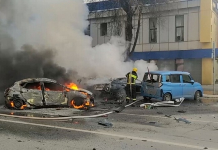 러시아 서부 국경도시 벨고로드에서 30일(현지시각) 소방대원이 우크라이나의 공습으로 불이 붙은 자동차의 불을 끄고 있다. 타스 연합뉴스