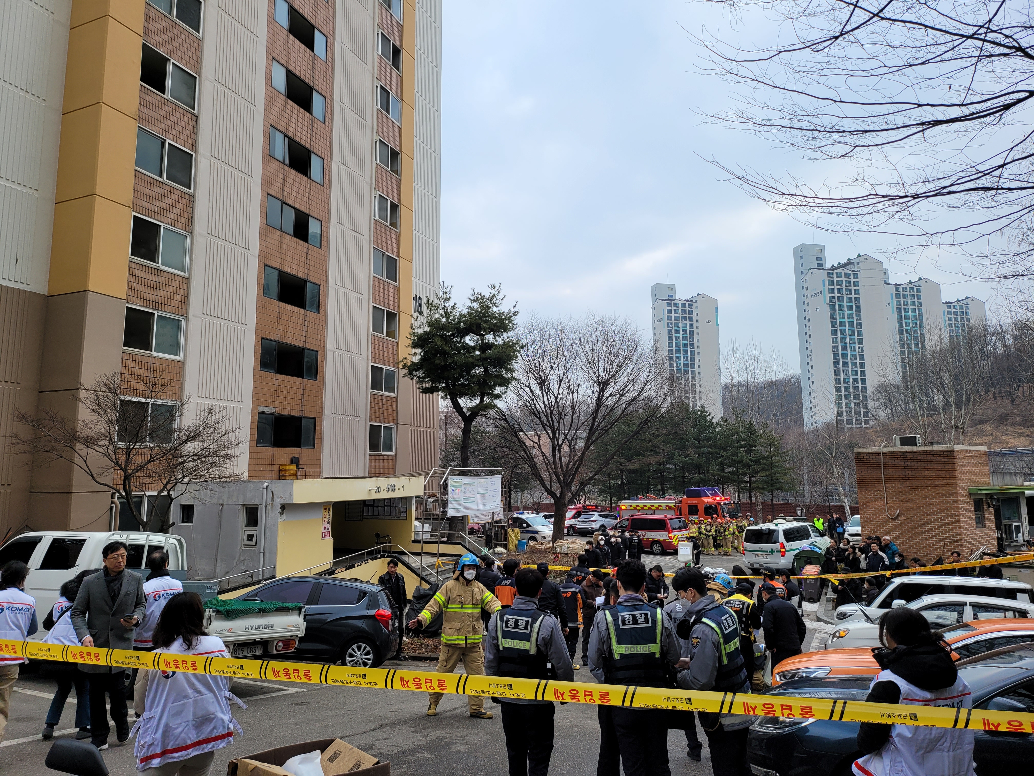 2일 오전 7시 15분쯤 경기 군포의 한 아파트 9층에서 불이나 1명이 숨지고 13명이 부상을 입었다. 명종원 기자