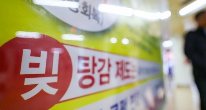 여러 곳에서 대출받은 자영업자들의 연체액이 1년 사이 2.5배에 이르는 수준으로 늘어난 가운데 22일 오후 서울 서초구 교대역에 채무 관련 법무법인 광고물이 붙어있다. 연합뉴스