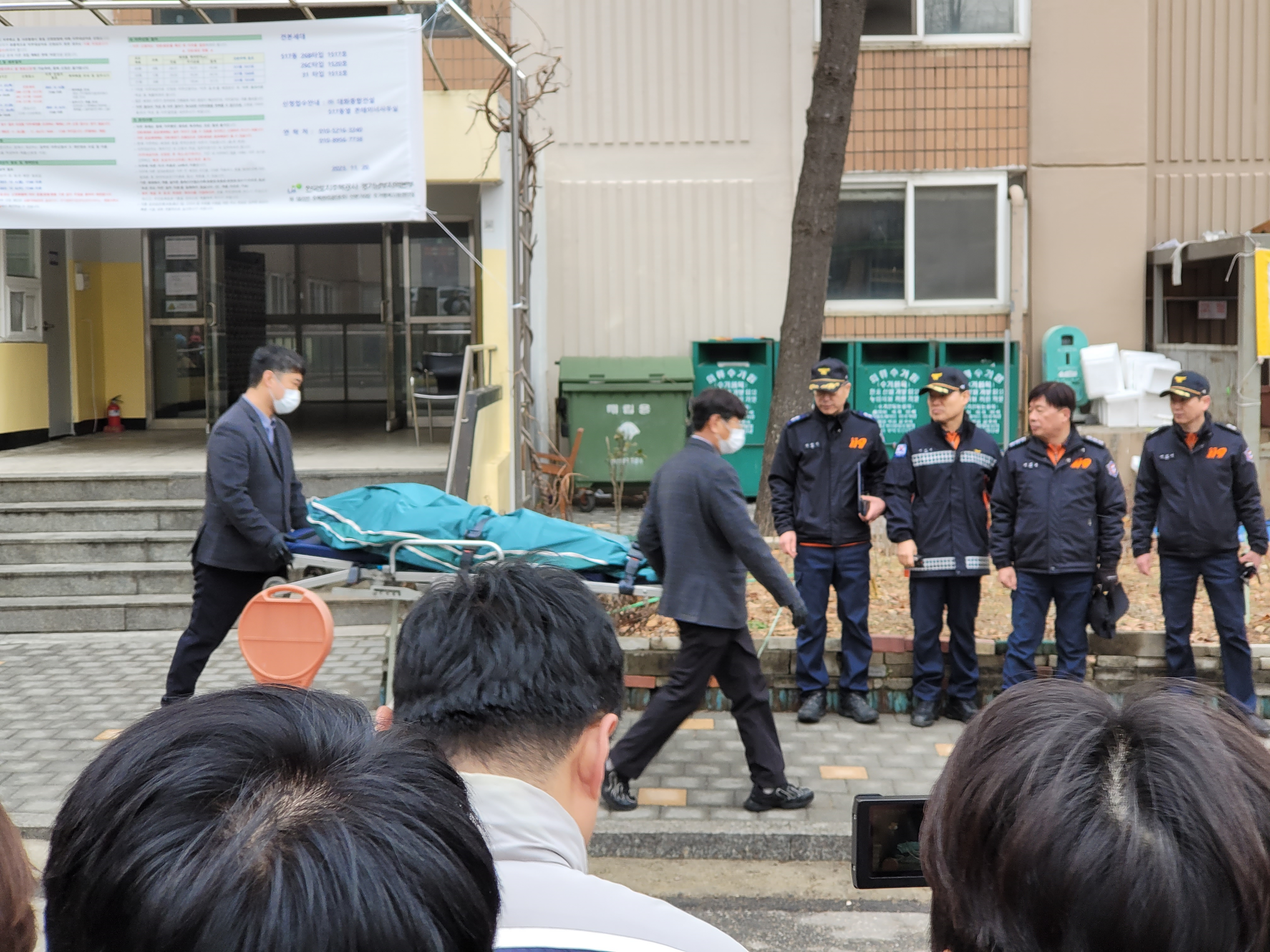 2일 오전 10시 9분쯤 경기 군포시 아파트 화재로 사망한 50대 남성 A씨의 시신이 옮겨지고 있다. 명종원 기자