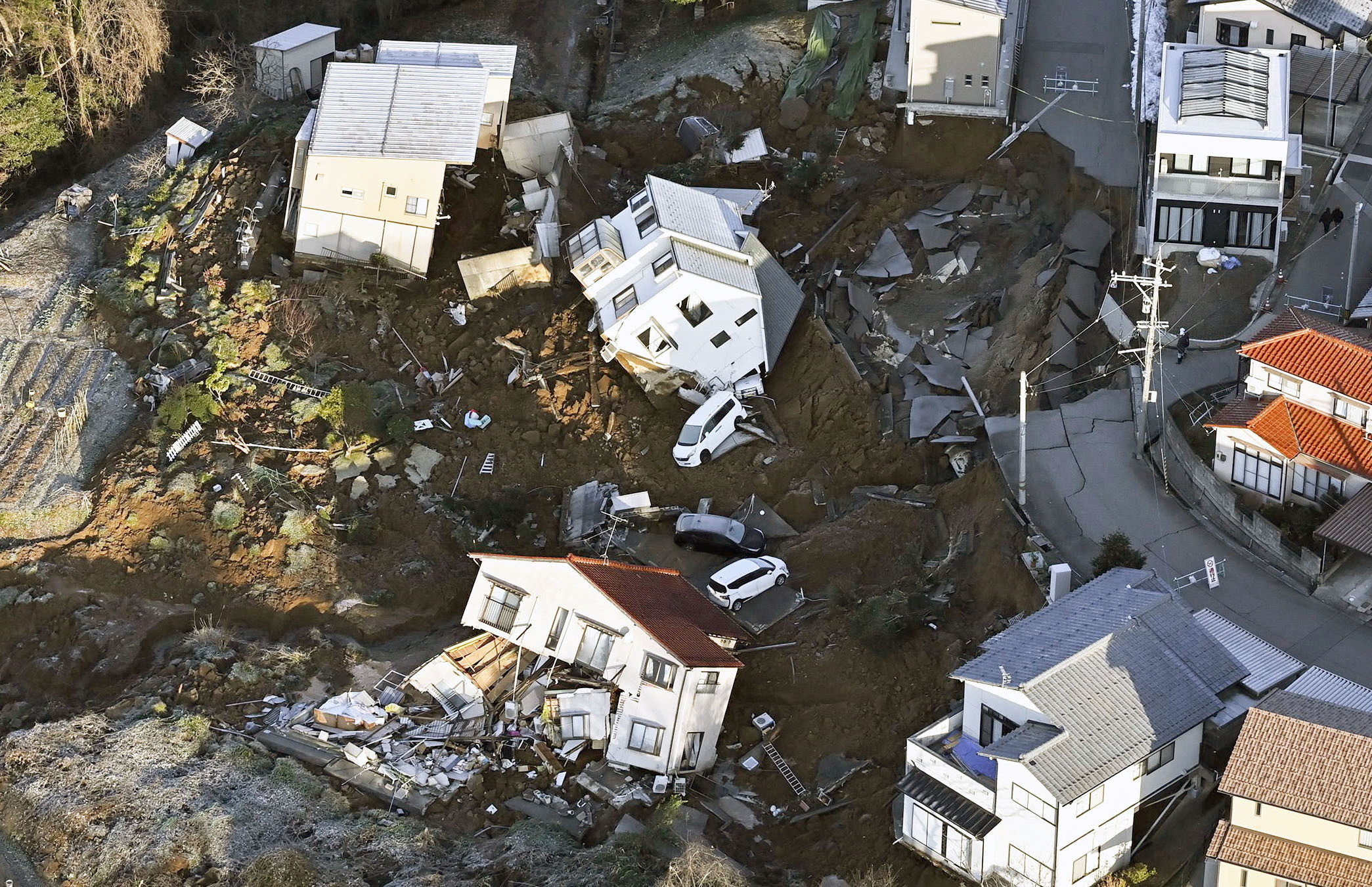 일본 강진에 나동그라진 주택들