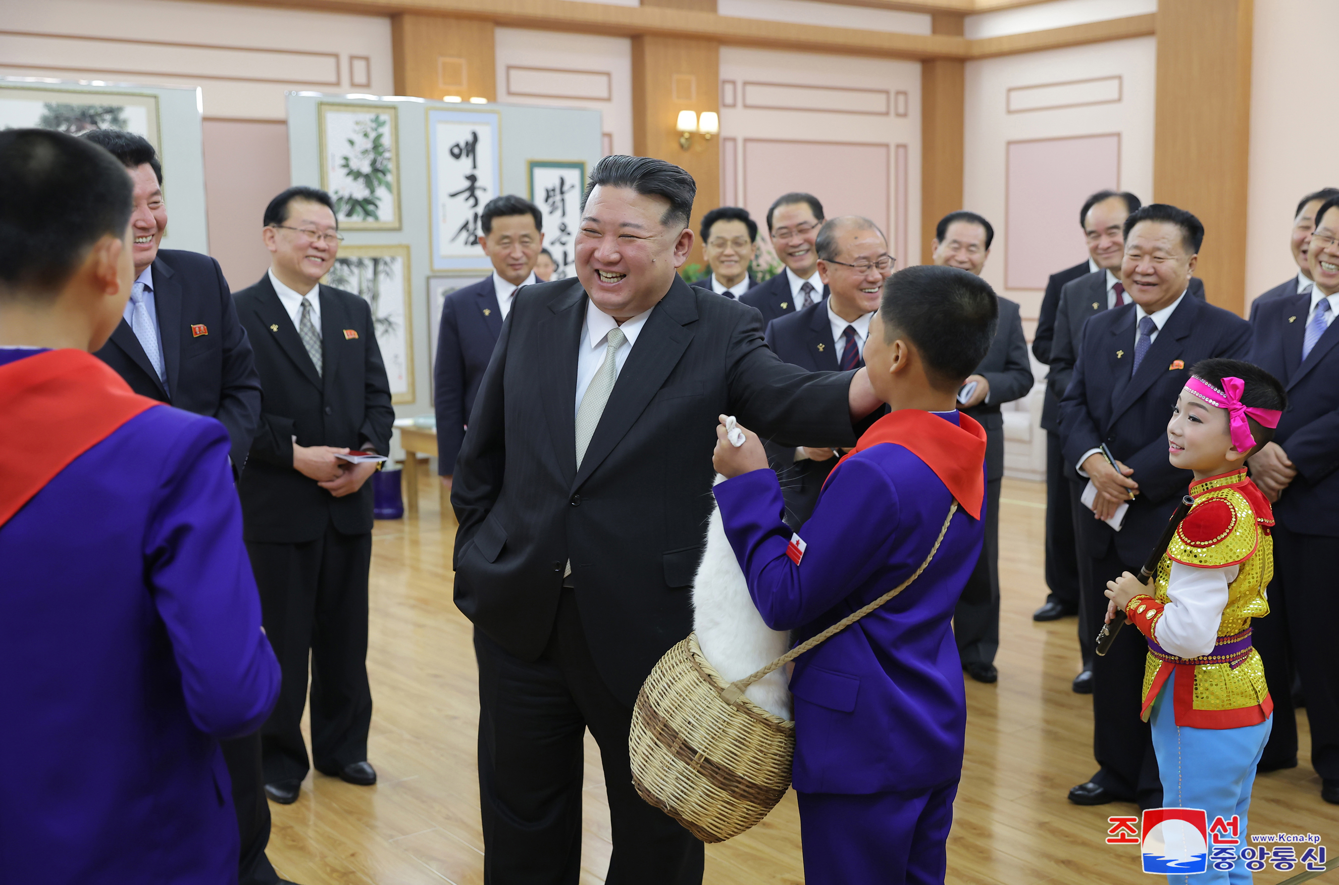 김정은 북한 국무위원장이 새해 첫날인 지난 1일 만경대학생소년궁전에서 진행된 ‘2024년 설맞이 공연’을 관람했다고 조선중앙통신이 2일 보도했다. 평양 조선중앙통신 연합뉴스