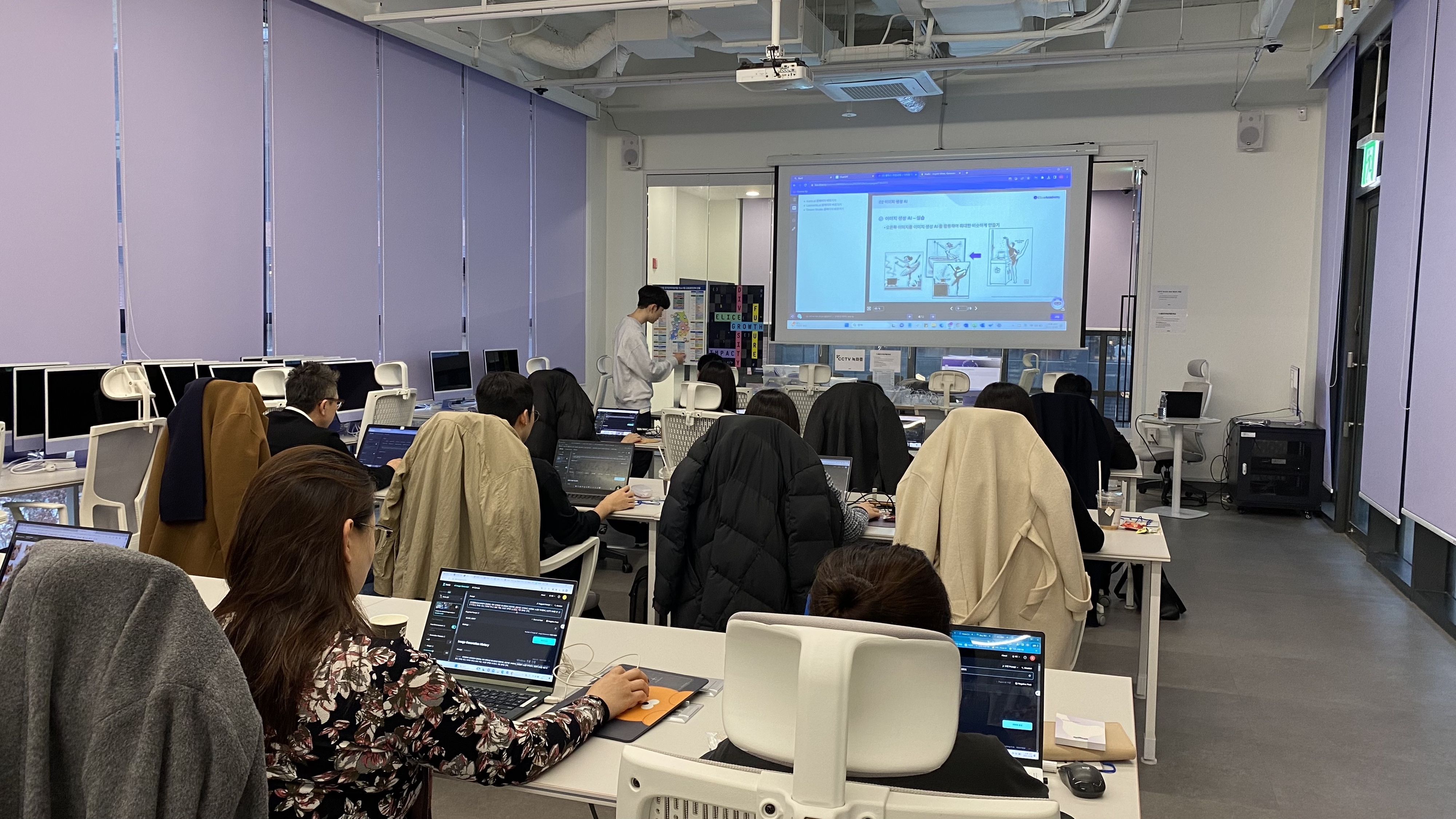 직장인들이 지난달 8일 서울 성동구 엘리스랩 성수센터에서 진행된 ‘생성 인공지능(AI)과 푸드테크’ 공개 수업을 듣고 있다.  엘리스그룹 제공