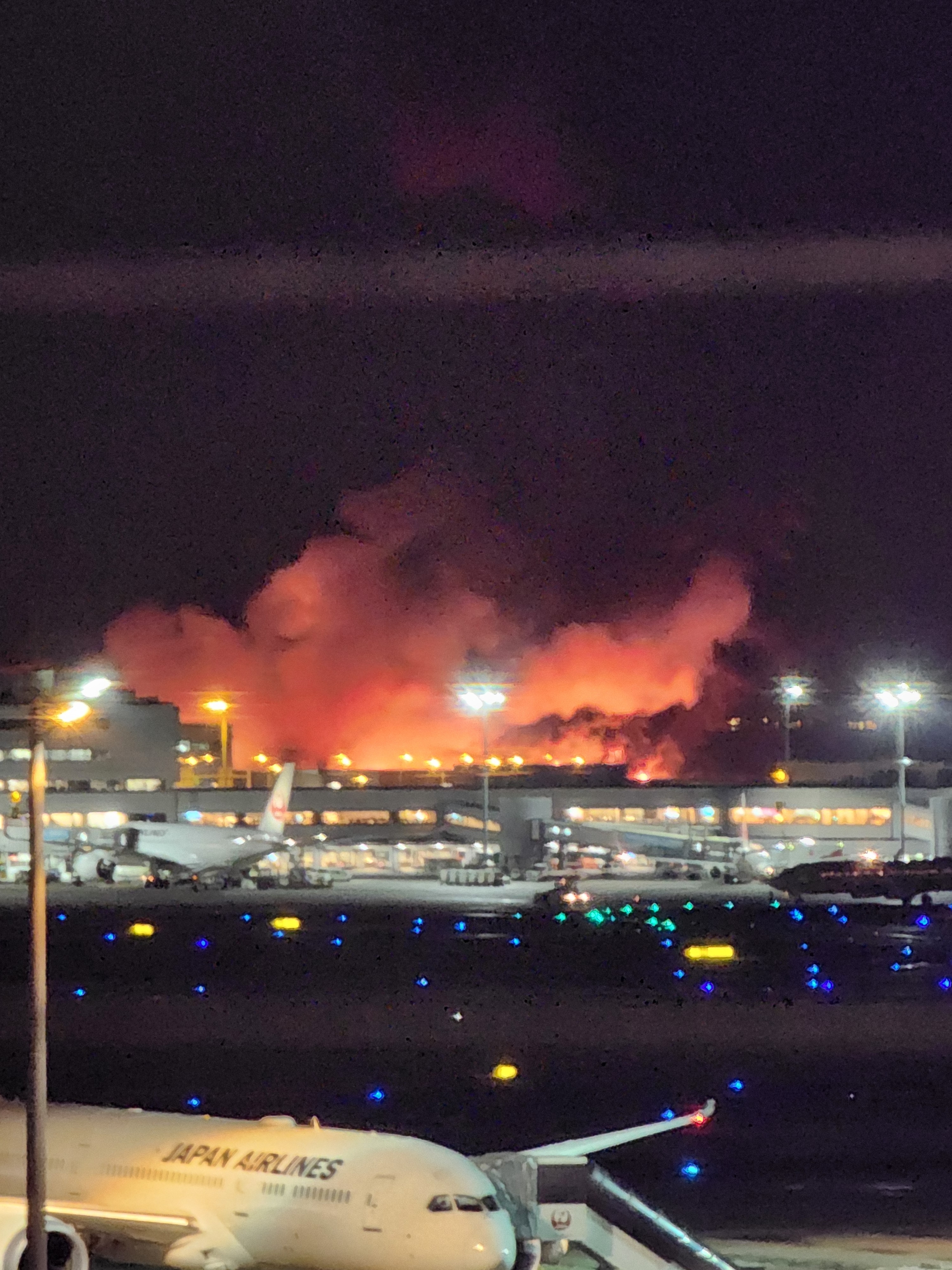 2일 밤 일본 하네다공항 활주로에서 화재가 발생해 화염이 타오르고 있다. 사진은 하네다 공항 3 터미널 전망대에서 촬영한 장면. 2024.1.2  연합뉴스