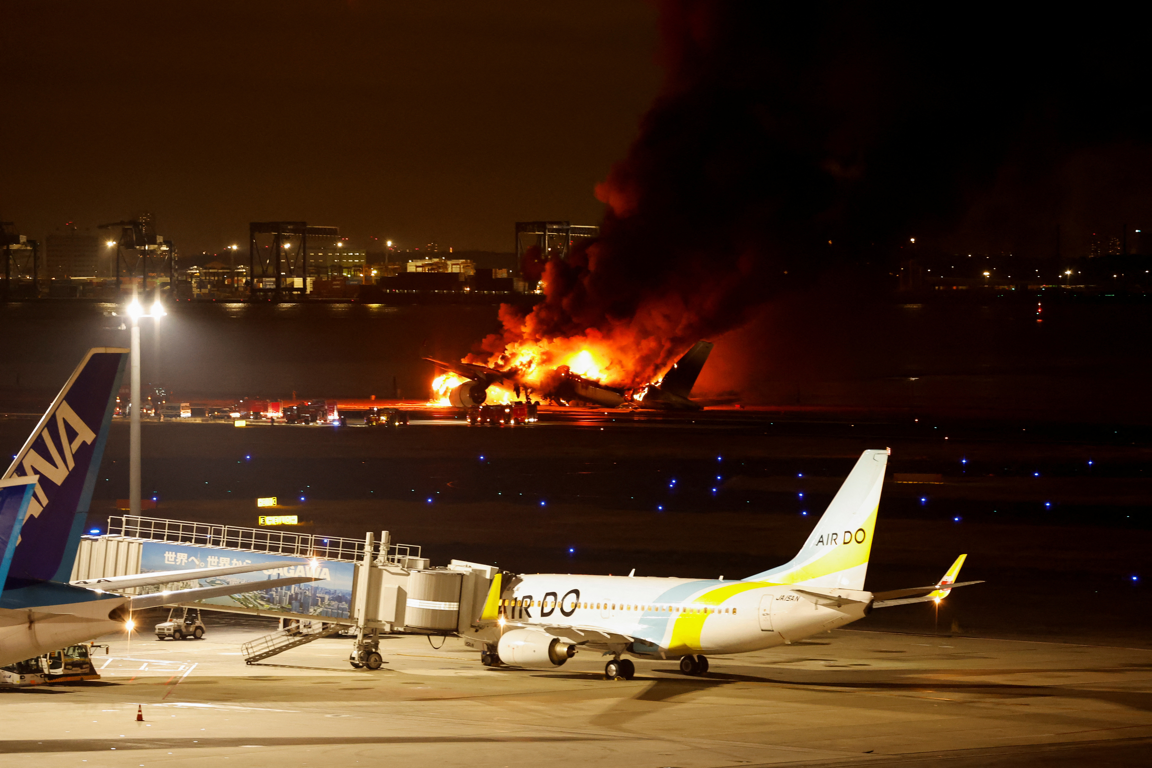 2일 오후 일본 하네다 공항 활주로에 착륙하던 일본항공(JAL) 소속 항공기가 화염에 휩싸여 있다. 2024.1.2 로이터 연합뉴스