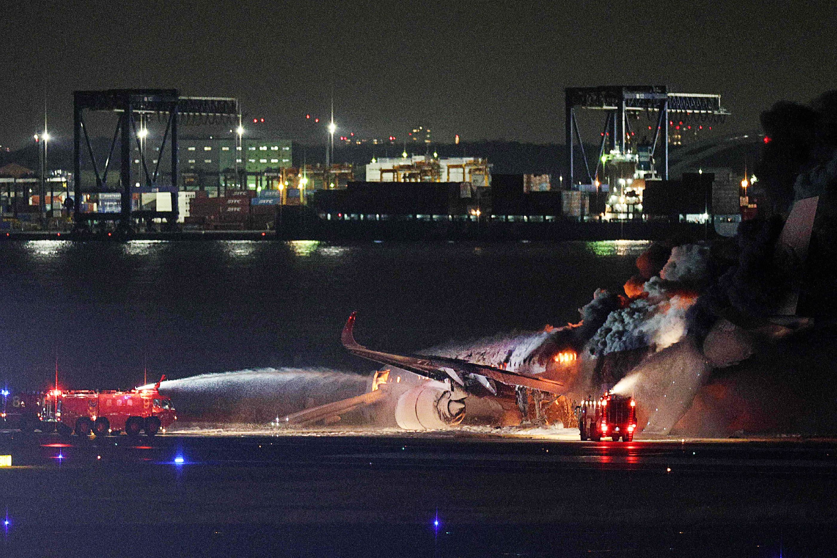 2일 오후 일본 하네다 공항 활주로에 착륙하던 일본항공(JAL) 소속 항공기에서 화재가 발생하자 소방대원들이 진화 작업을 하고 있다. 2024.1.2 AFP 연합뉴스