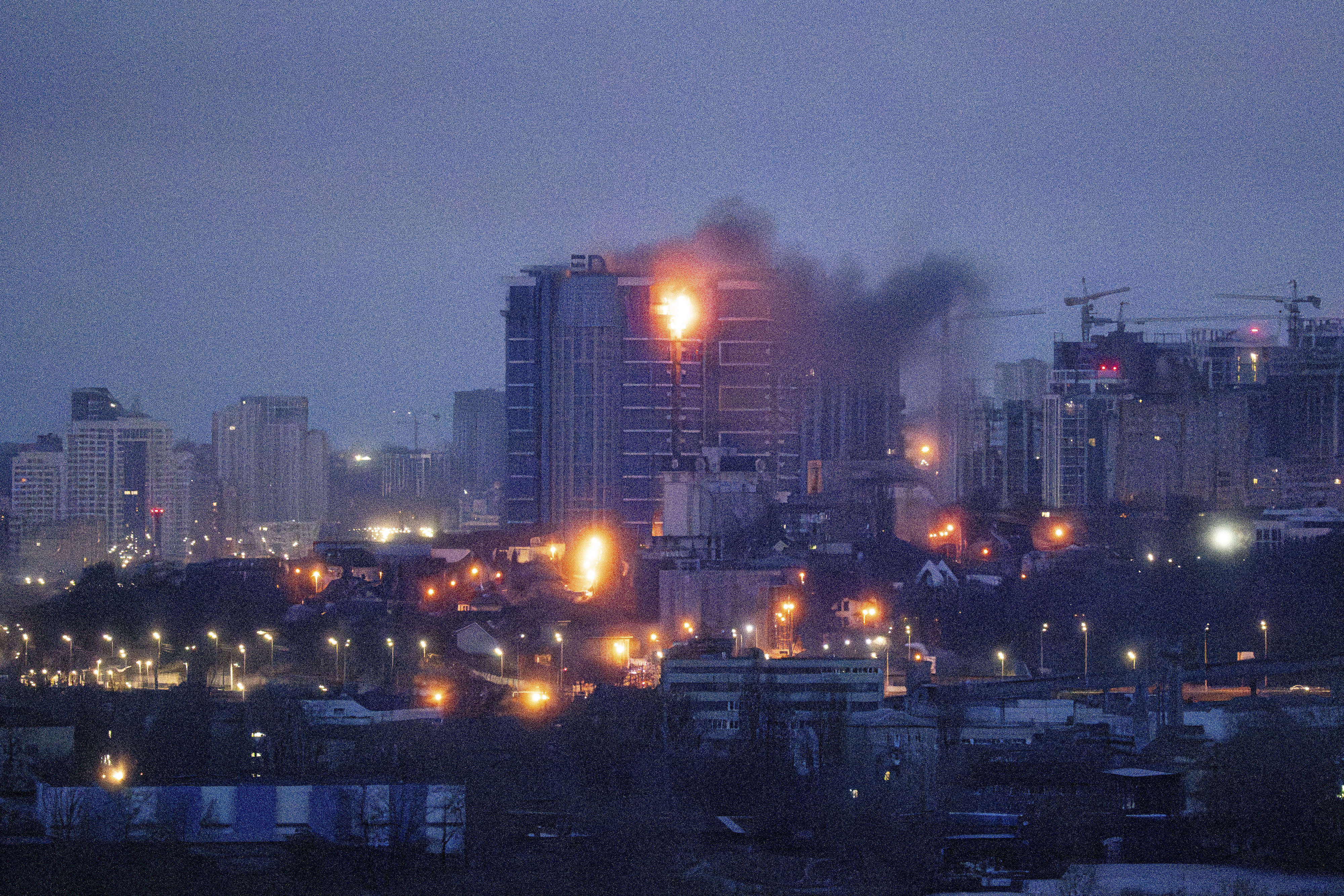 2일(현지시간) 러시아의 미사일 공격 후 우크라이나 수도 키이우에서 불길이 치솟고 있다. 2024.1.2 AP 연합뉴스