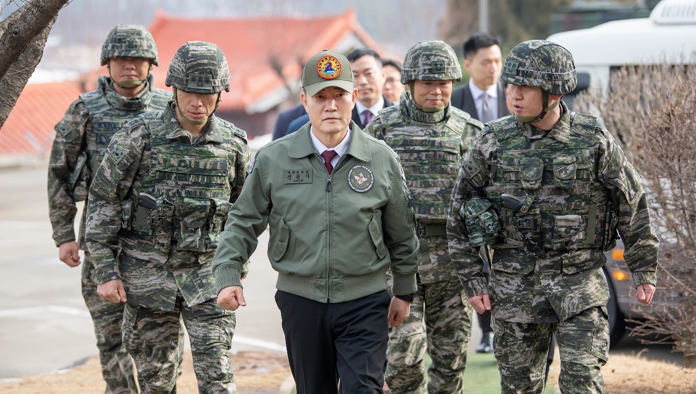 신원식 국방부 장관이 1일 청룡의 해를 맞아 해병대 제2사단을 방문해 대비 태세를 점검하고 있다. 2024.1.1 국방부 제공