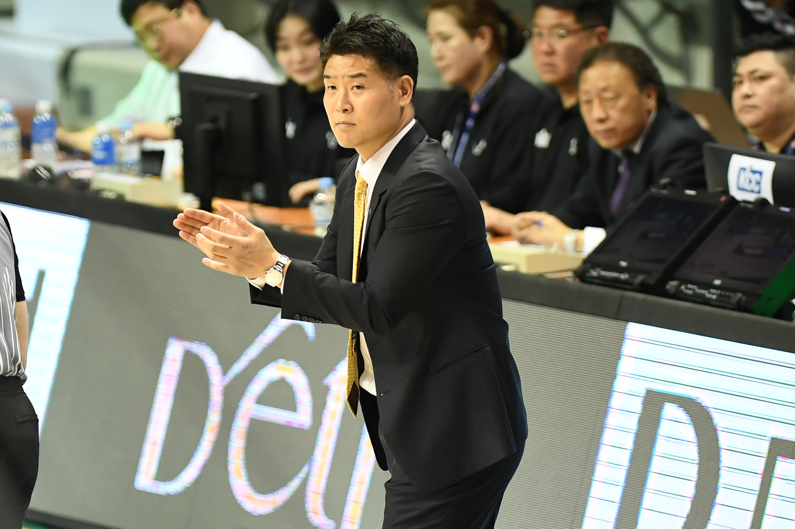 조상현 창원 LG 감독이2일 안양실내체육관에서 열린 2023~24 프로농구 정규시즌 안양 정관장과의 원정 경기에서 선수들을 독려하고 있다. KBL 제공