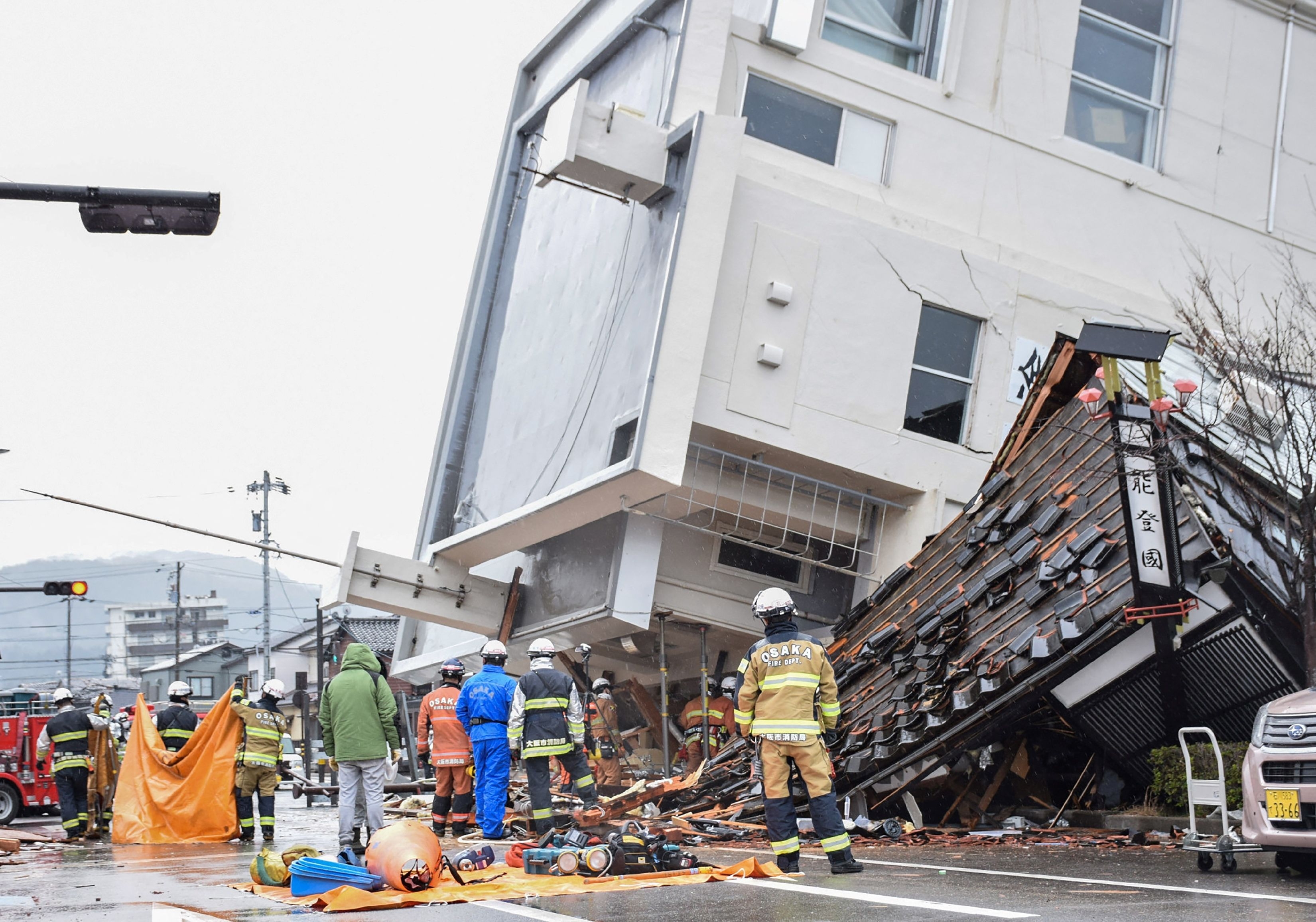 일본 소방관들이 3일 이시카와현 와지마시에서 지진으로 무너진 건물을 수습하고 있다. 와지마 AFP 연합뉴스