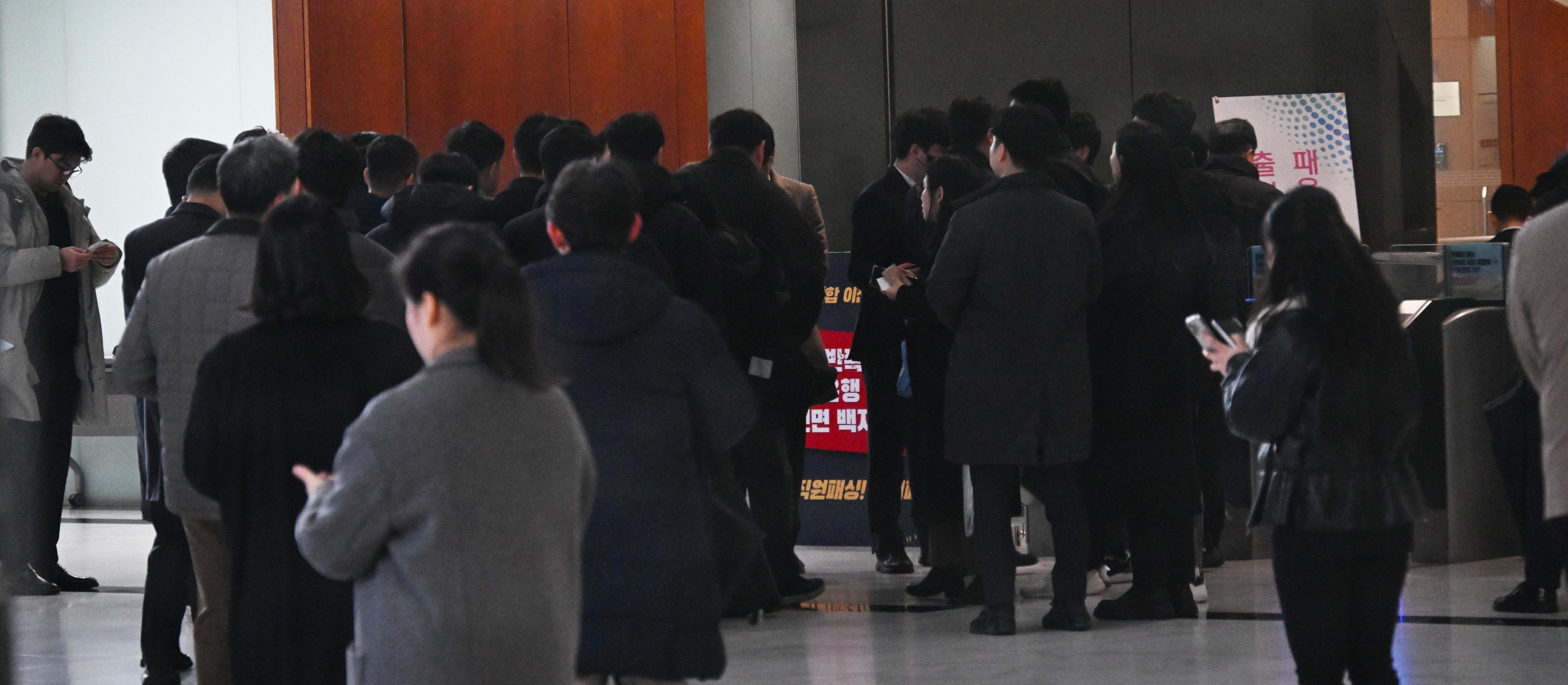 3일 태영건설 주채권은행인 산업은행은 오후 3시 산업은행 본점에서 채권단 400여 곳을 상대로 설명회를 열어 참석자들이 설명회장으로 이동하고 있다.2024.1.3.안주영 전문기자