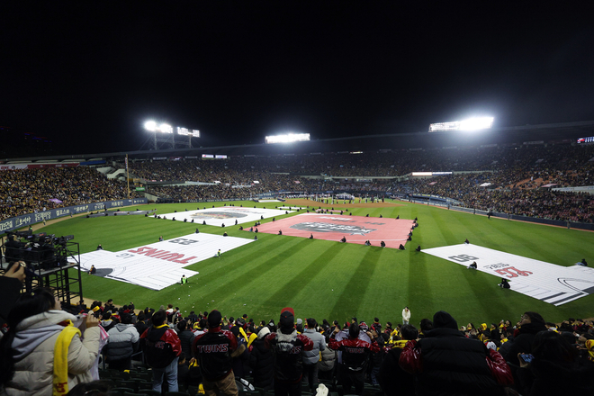 지난해 11월 13일 서울 잠실야구장에서 열린 2023 KBO 포스트시즌 한국시리즈 5차전 LG 트윈스-kt wiz 경기를 마치고 시상식이 진행되고 있다. 뉴스1