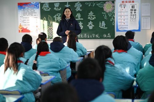 지진이 일어났던 칭하이현 민허후이족투족자치현에서 2일 학생들이 다시 수업에 참여하고 있다. 하이둥 신화 연합뉴스