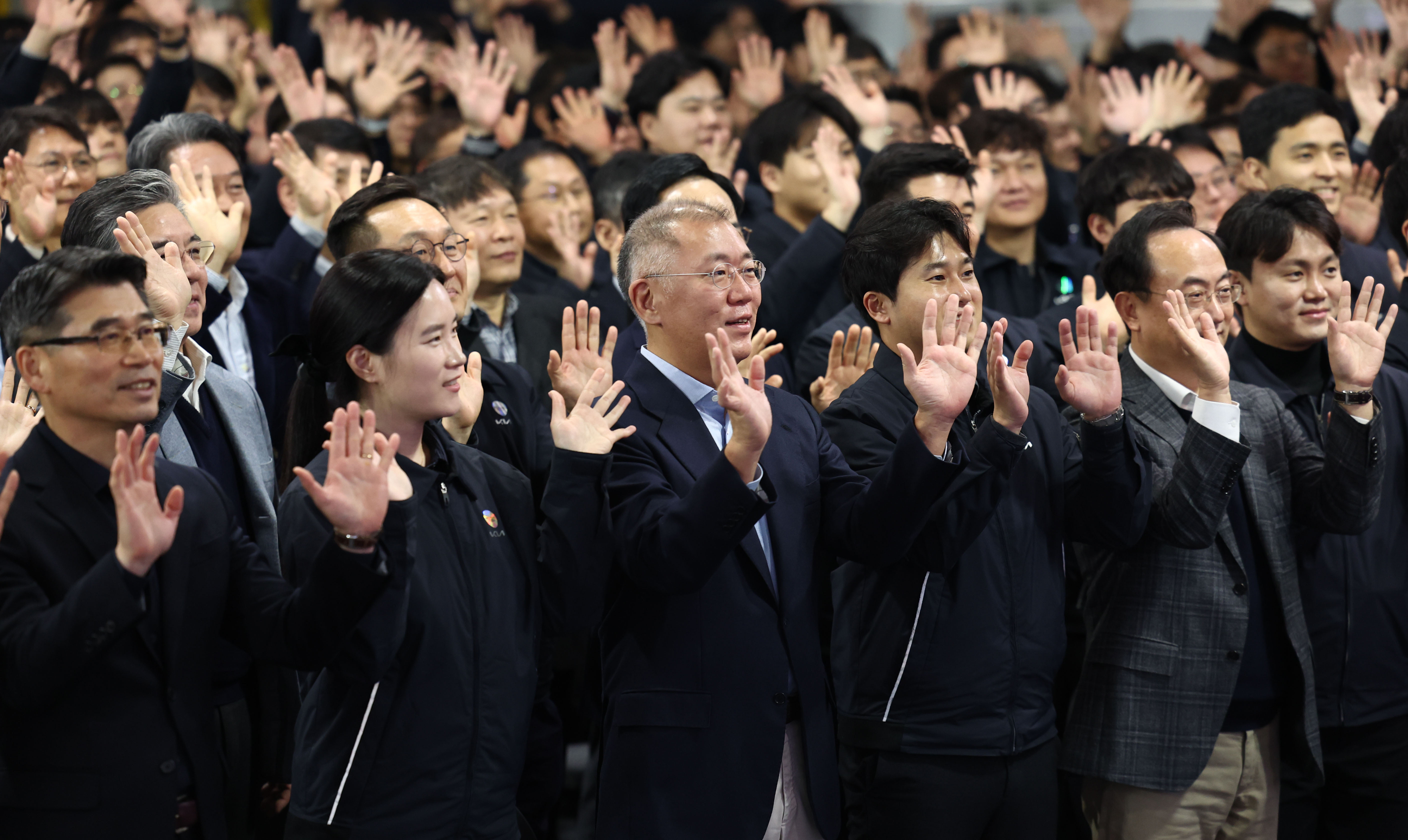 정의선(앞줄 왼쪽 세 번째) 현대자동차그룹 회장이 3일 기아 오토랜드 광명에서 열린 그룹 신년회에서 임직원들과 인사를 나누며 기념촬영을 하고 있다. 현대차그룹 제공