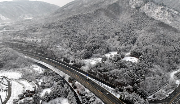 3일 경북 칠곡군 다부동전적기념관 인근에 눈이 쌓여 있다. 2024.1.3 연합뉴스