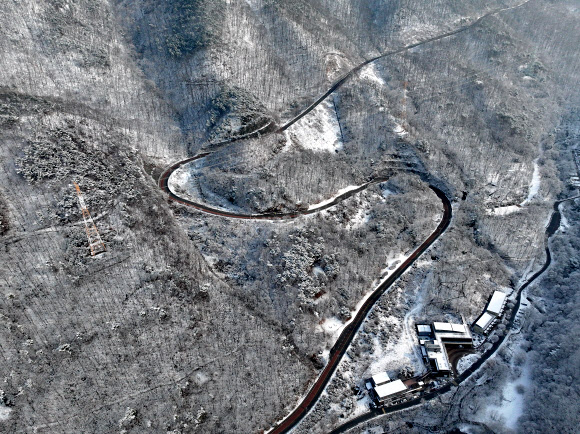 3일 경북 칠곡군 국립칠곡숲체원 인근 산지에 눈이 쌓여 있다. 2024.1.3 연합뉴스