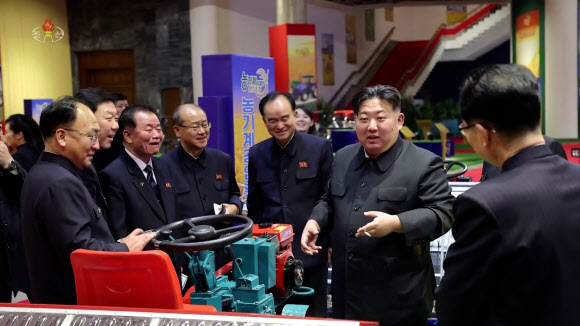 김정은 북한 국무위원장이 지난 2일 평양 3대혁명전시관에서 진행 중인 농기계 전시회장을 참관했다고 조선중앙TV가 3일 보도했다. 2024.1.3  조선중앙TV 화면·연합뉴스