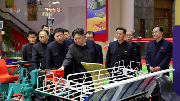 김정은 북한 국무위원장이 지난 2일 평양 3대혁명전시관에서 진행 중인 농기계 전시회장을 참관했다고 조선중앙TV가 3일 보도했다. 2024.1.3  조선중앙TV 화면·연합뉴스