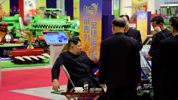 김정은 북한 국무위원장이 지난 2일 평양 3대혁명전시관에서 진행 중인 농기계 전시회장을 참관했다고 조선중앙TV가 3일 보도했다. 김 위원장이 의자에 앉아 간부들에게 이야기하고 있다. 2024.1.3  조선중앙TV 화면·연합뉴스