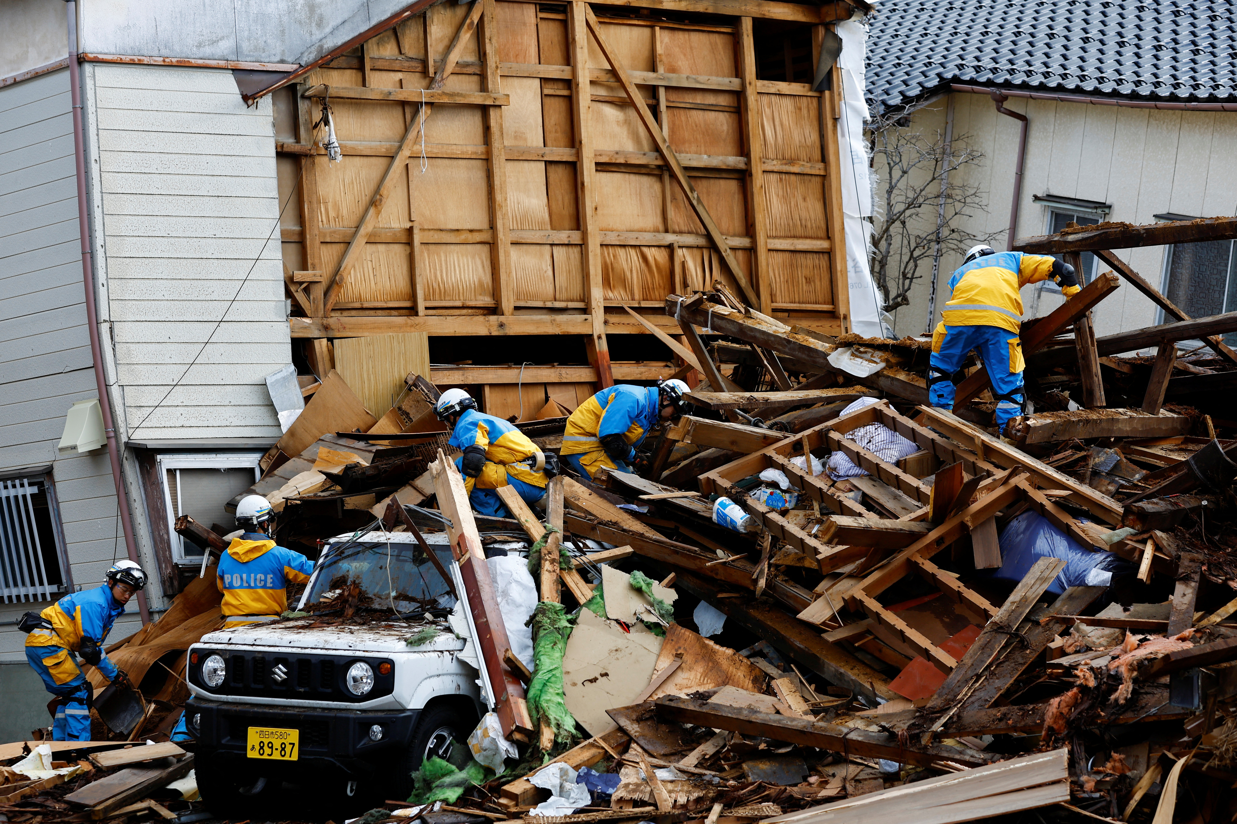 새해 첫날 발생한 지진으로 일본 이시카와현 와지마시의 가옥이 무너진 가운데 현지 경찰이 구조작업을 펼치고 있다. 와지마 로이터 연합뉴스